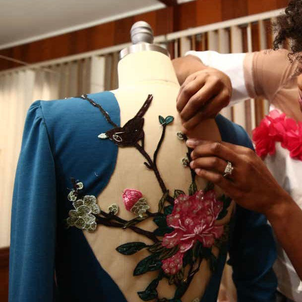 Epinglage de décors pour robe sur mannequin Denise Carter bureau d'études atelier de confection Grenoble France